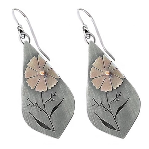 Boucles d'oreilles fleurs rétro avec motifs végétaux gravés en style vintage
