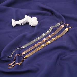 Trois élégants bracelets papillon en maille dorée, or rose et argent sur soie bleue