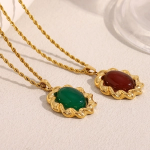 Colliers vintage plaqués or 18 carats avec pendentifs en agate rouge et verte