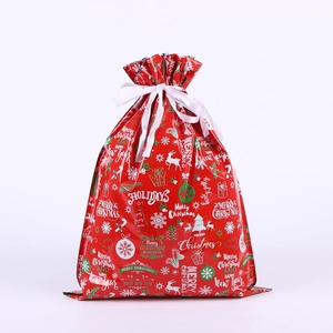 Roter Weihnachtsbeutel mit Kordelzug und festlichen Rentier- und Schneeflockenmotiven