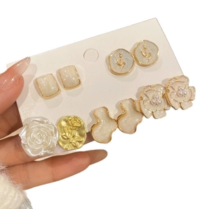Parure de boucles d'oreilles élégantes avec fleurs, perles et roses dorées en émail