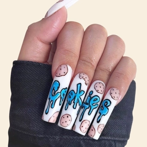 Ongles À Presser Longs Coffin Blanc Bleu Graffiti Imprimé Cookies Style Streetwear Faux Ongles Pour Femmes