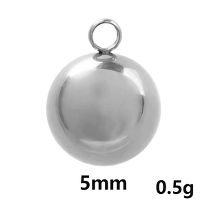 Vue macro d'un pendentif boule en acier de 5mm affichant le poids de 0,5g et l'éclat