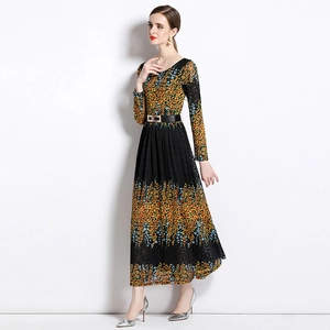 Vestido largo de encaje con manga larga negro con estampado floral amarillo y cinturón