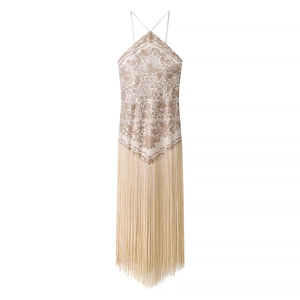 Robe dos nu champagne en satin avec ourlet à franges longues sur fond blanc