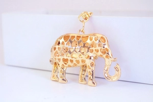 Dettaglio di un portachiavi a forma di elefante dorato con motivo a cuore traforato