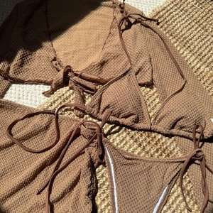 Set bikini marrone 3 pezzi con texture a nido d'ape e copricostume coordinato steso