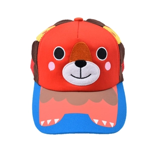 Détail d'un visage d'ours brodé et d'oreilles 3D sur une casquette de baseball pour enfants