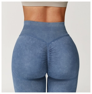 Detail der nahtlosen Scrunch-Butt-Yogahose mit hoher Taille und Acid-Wash-Struktur