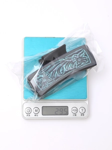 Detailed view of Western style faux leather hair claw clip showing 29.5g weight on scale