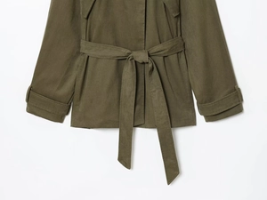 Detailansicht des armee-grünen Trenchcoats mit Taillengürtel und verstellbaren Riemen