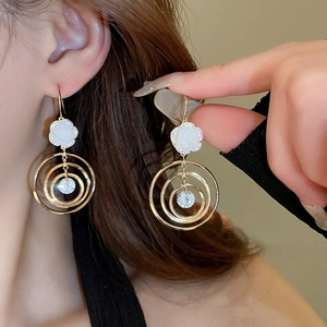 Boucles d'oreilles rose dorées élégantes avec cercles et pierres de zircone brillantes