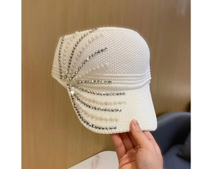 Detaillierte Strickstruktur einer weißen Sonnenblende mit eleganten Perlen und Strasssteinen