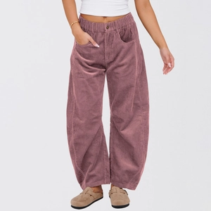 Detail van de corduroy textuur van de wijde broek met hoge taille in oudroze