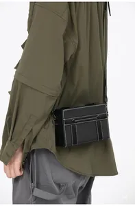 Dettaglio borsa a tracolla nera con cuciture bianche a contrasto e hardware argento