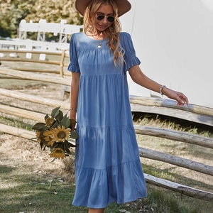 Robe longue bleue à manches courtes et volants pour les vacances d'été et les événements