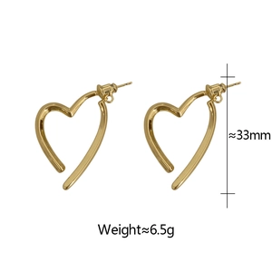 Detailansicht goldener Herzohrringe mit Maßen von 33mm Höhe und einem Gewicht von 6,5g