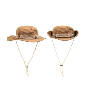 Détail de chapeaux boonie kaki avec jugulaire réglable et œillets métalliques respirants