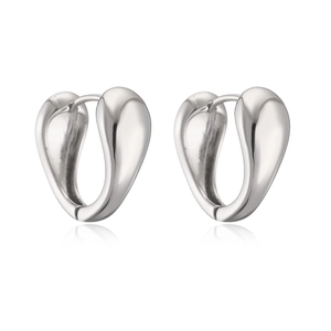 Orecchini a cerchio geometrici in argento lucido con design scultoreo su sfondo bianco