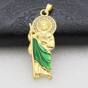 Détail du pendentif religieux Saint Jude avec émail vert et cristaux blancs