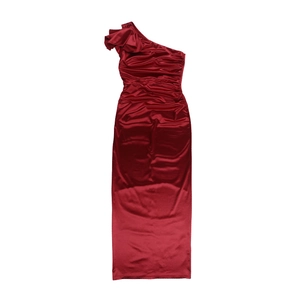 Détail à plat de la robe de soirée rouge satinée à une épaule avec plis froncés