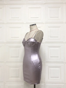 Detail des lavendelfarbenen Bodycon-Kleids mit Metallic-Stoff und Strass-Trägern