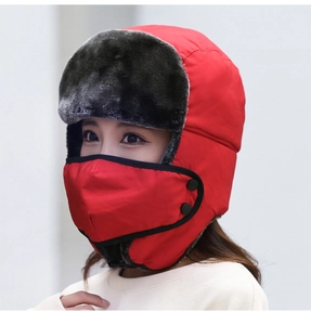 Détail du chapeau de trappeur rouge avec doublure en fausse fourrure et masque amovible