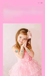 Détails de tatouages temporaires dorés pour enfants avec fées et licornes sur le bras
