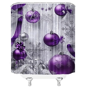 Dettaglio della tenda da doccia natalizia con palline viola e fiocchi di neve argento