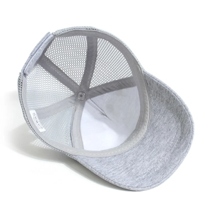 Detailansicht der grauen Mesh-Trucker-Cap Innenseite mit Schweißband und weißem Waschlabel
