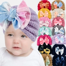 Detail eines Baby-Donut-Turban-Huts mit großer Schleife in verschiedenen Farben
