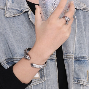 Détail du coffret bracelet et bague motif tête de léopard porté avec style décontracté