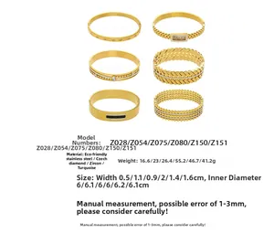 Dettaglio di bracciali in acciaio inossidabile placcati oro 18k con zirconi e misure