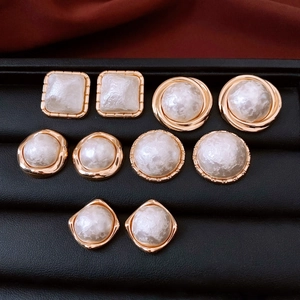 Set of 5 French vintage gold-plated earrings with round and square pearl textures