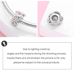 Détail d'une perle fleur rose en argent S925 sur un bracelet à maille serpent
