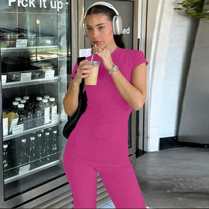 Stile di strada per completo rosa fucsia con top corto attillato e pantaloni