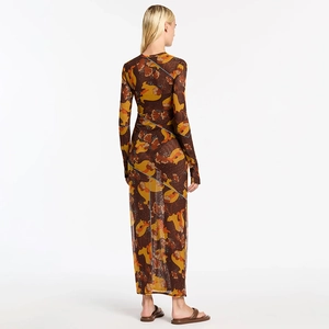 Vue arrière de robe maxi en mesh avec imprimé floral marron et couture bleue contrastée