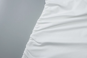 Détail macro du fronçage latéral et de la texture du débardeur d'été blanc