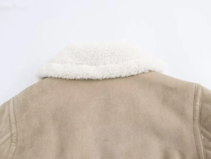 Detalle de la chaqueta de ante sintético caqui con cuello de piel sintética blanca en la nuca