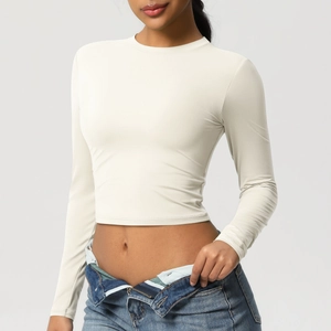 Vue détaillée du crop top de sport blanc crème à manches longues en tissu respirant