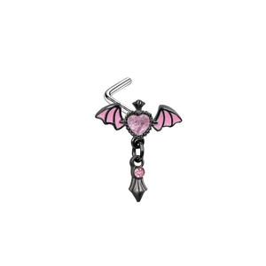 Détail d'un piercing nez en L noir avec ailes de chauve-souris et pierre rose en cœur