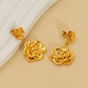Élégantes boucles d'oreilles rose en acier inoxydable 18K avec pétales en 3D superposés