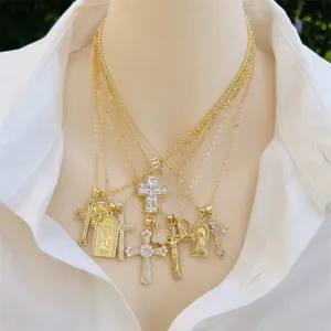 Auffällige goldene Perlenkette mit verschiedenen religiösen Kreuz- und Porträtanhängern