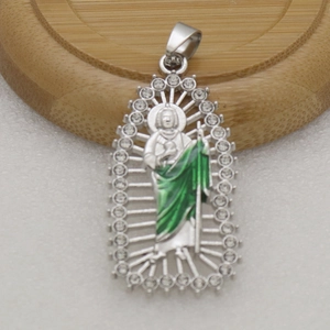 Pendentif Saint Jude en argent avec robe verte et cristaux de strass étincelants