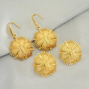 Boucles D'oreilles Pendantes Crochet Et Puces Fleur Plaqué Or 18K Acier Inoxydable Pétale Texturé Bijoux Élégants Femmes