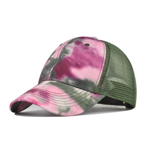 Dettaglio del cappello trucker tie-dye rosa e verde scuro con rete posteriore traspirante