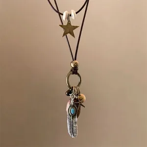 Collier bohème en cuir avec pendentif plume turquoise et étoile en bronze