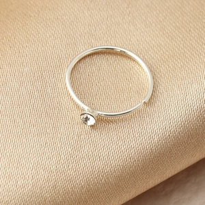 Dettaglio di un anello al naso argento non perforato con pietra in zircone scintillante