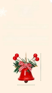Dettaglio macro della campana di Natale rossa con aghi di pino e bacche rosse