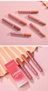 Set di tre rossetti liquidi opachi vellutati nei toni arancio e nude su sfondo rosa